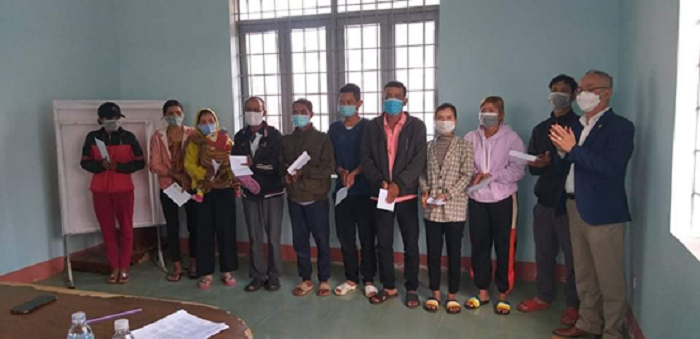 Ủy ban Mặt trận Tổ quốc Việt Nam tỉnh Đắk Lắk tặng quà các hộ buôn Hiao 2, xã Ea Hiao